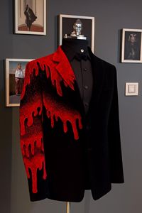 Blazer Negro de Diseñador para Hombre con Patrón de Goteo Rojo – Chaqueta Elegante de Corte Ajustado para Fiesta, Boda, Novio y Ropa de Noche - Product Image 2