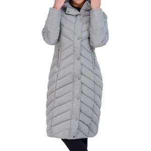 Abrigo Largo Acolchado de Invierno para Mujer con Capucha, de Poliéster, Resistente al Viento, Ecológico, con Gorro Desmontable, 2026 - Product Image 4