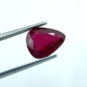 พลอยทับทิมสีแดงธรรมชาติทรงหยดน้ำเจียระไน 2.20 กะรัต (9x7.5x4 มม.) จากราชสถาน สำหรับทำเครื่องประดับ - Product Image 2