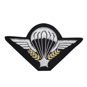 Insignias Personalizadas de Alta Calidad con Diseño a Medida, Bordadas a Mano en Tela de Lona, con Hilo Metálico - Product Image 2