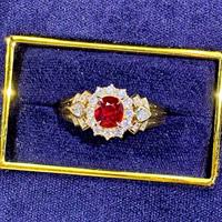Bague vintage en or jaune 18 carats avec rubis de Mozambique non chauffé de couleur sang de pigeon, taille ovale 1,01 ct, sertie de 30 diamants, bijoux fins