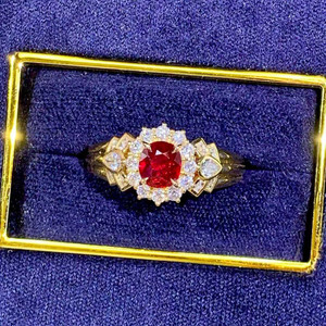 Bague vintage en or jaune 18 carats avec rubis de Mozambique non chauffé de couleur sang de pigeon, taille ovale 1,01 ct, sertie de 30 diamants, bijoux fins - Product Image 4