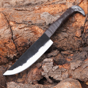 Técnicas de forja tradicionales hechas a mano. Diseño único de pomo de cuchillo vikingo medieval. Hoja de acero al carbono con funda. - Product Image 1