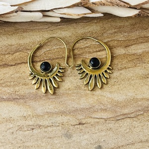 Boucles d'oreilles tendance en laiton très demandées, créoles bohèmes en onyx, bijoux tribaux en laiton pour femmes, plaqué or 18 carats, motif soleil céleste, vente en gros/OEM - Product Image 1