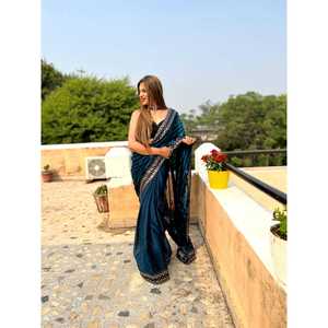 Sari tendance à silhouette droite avec broderie de sequins - Product Image 4