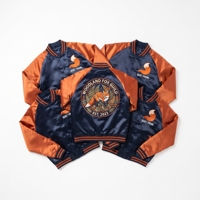 Blouson Bomber en Satin Personnalisé pour Fournisseur en Gros, Vert Forêt Beige, Broderie Sanglier, Veste de Baseball Sukajan, Vêtement d'extérieur