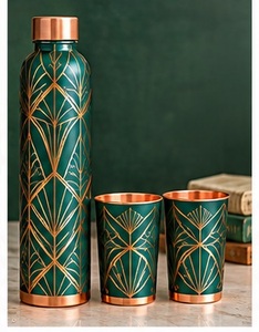 Bouteille d'eau artisanale en cuivre avec deux tasses, finition martelée, vaisselle portable, style moderne, usage domestique - Product Image 3