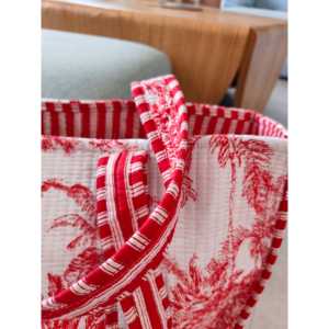 Sac fourre-tout en coton matelassé indien fait main |   Sac fourre-tout en tissu réutilisable et écologique, sac fourre-tout Hazy Forest rouge et blanc, élégant - Product Image 2