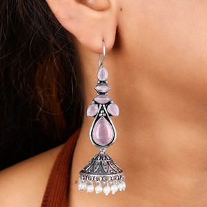 Pendientes Jhumka Étnicos Bohemios Indios de Latón Plateado Antiguo con Piedra Monalisa e Imitación de Perla para Mujer, MOQ Disponible - Product Image 6
