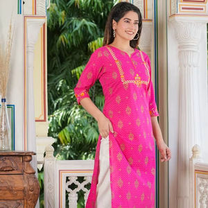 Kurta Droite Rose en Coton Cambric Brodé Zari pour Femme avec Encolure Goutte d'Eau et Manches Trois-Quarts – Tenue Ethnique Mondiale Conçue - Product Image 1