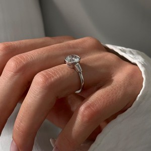 Élégante bague de fiançailles pour femme avec diamant de laboratoire de 2 carats, trois pierres, accents baguette effilés, en or blanc 14K, sertie clos - Product Image 4