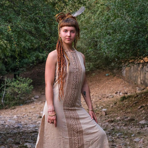 Robe longue artisanale en coton Khadi avec imprimé géométrique tribal, style bohème, sans manches, col halter, avec fente latérale - Product Image 1