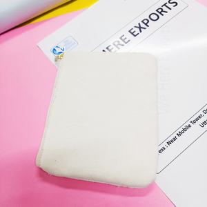 Bolsa de Almacenamiento Hecha a Mano con Cuentas, Diseño de Frutas Amarillas y Hojas Verdes, Fondo Blanco, Bolsa con Cierre Ideal para Regalos y Almacenamiento - Product Image 1