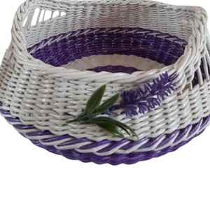 Panier en rotin blanc et violet polyvalent avec détails floraux, tissé à la main, bac de rangement décoratif pour la décoration intérieure - Product Image 4