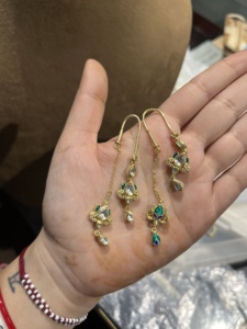 Clásicos atemporales, pendientes largos de plata chapada en oro de 18 quilates con incrustaciones de cristal verde Meenakari. |   Pendientes Colgantes Hechos a Mano - Product Image 3