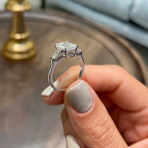 แหวนเพชรทรงบาแก็ตต์ 3 เม็ด น้ำหนัก 1.5 กะรัต เพชรเลี้ยงในห้องปฏิบัติการ ความใส VS สี EF ทองคำขาว 14K รับรองโดย IGI เคลือบโรเดียม - Product Image 2