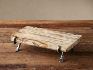 Planche de service rustique en bois pétrifié la plus vendue avec pieds en fer forgé, plateau à fromage en pierre naturelle, support à charcuterie à bords naturels - Product Image 1