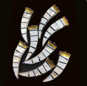 Colgante de Nácar Natural, Joyería Artesanal Sostenible - Product Image 1