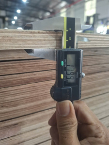 Contreplaqué Fenolique Hexagonal Noir de 18 mm Antidérapant avec Film Protecteur, Qualité Bâtiment, Durabilité pour Revêtement de Sol de Camion et Plateforme de Véhicule - Product Image 2