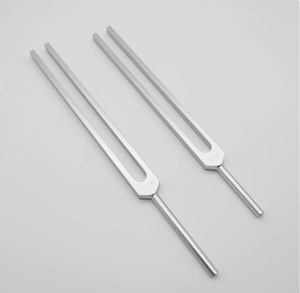 Diapasón sin peso de 111 Hz – Mango extendido de 9 cm para trabajos con sonido y vibración - Product Image 1