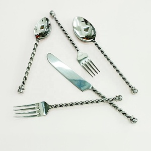 Ensemble de couverts plaqué argent en acier inoxydable de haute qualité avec couverts à poignée longue torsadée pour hôtel à la maison - Product Image 2