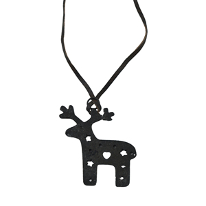 Collier pendentif poisson en métal forgé à la main de haute qualité avec écailles sculptées et cordon en cuir brun foncé pour catalogue de marque personnalisé - Product Image 6