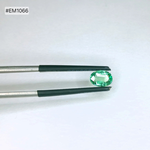 Esmeralda de Zambia de grado 3A, corte ovalado facetado, 0.77ct, piedra preciosa natural suelta, color verde brillante y claridad fina para joyería de anillos. - Product Image 1