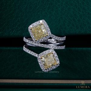 Bague de fiançailles de luxe Toi et Moi en or 9k/10k/14k/18k avec diamant jaune fantaisie de laboratoire taille coussin et double halo, clarté VVS - Product Image 2