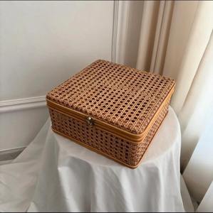 Panier de rangement élégant en rotin avec serrure, idéal pour l'organisation du maquillage et des accessoires essentiels dans le placard, provenant d'Inde - Product Image 4