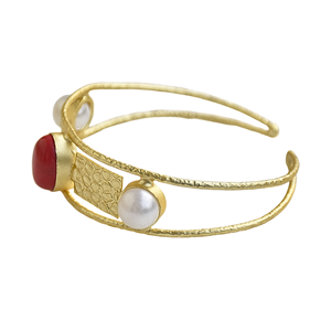 Bracelet manchette plaqué or fait main certifié avec corail et perles d'imitation, design géométrique vintage, bijoux unisexe - Product Image 3