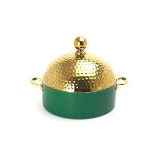 Cacerola verde con tapa curva dorada, ideal para eventos, hoteles, restaurantes y servicio de comida en fiestas. Venta al por mayor desde India. - Product Image 1