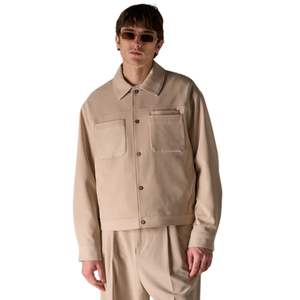 Veste cintrée en similicuir pour homme, couleur beige, design moderne, tissu de haute qualité et détails de poches élégants - Product Image 5