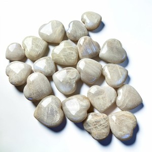 Vente en gros de pierres de lune de Tanzanie sculptées en forme de cœur, pierres naturelles en cristal pour la décoration et les cadeaux - Product Image 2