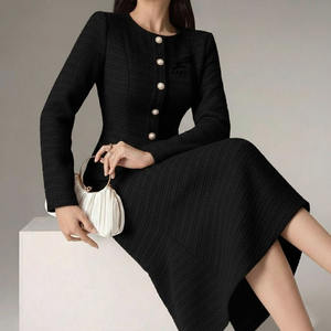 Ensemble de jupes personnalisées OEM tendance pour femmes, comprenant un crop top à capuche avec impression de logo décontractée, idéal pour l'hiver - Product Image 5