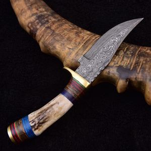 Cuchillo de caza artesanal de acero de Damasco, hoja de 4 pulgadas, borde parcialmente dentado, patrón de gota de lluvia, cuerno de ciervo, Dollar Sheet - Product Image 2