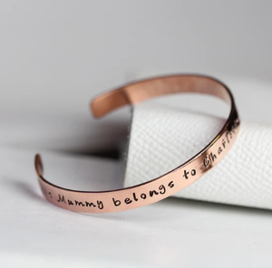 Elegante Brazalete Abierto de Cobre con Acabado Forjado Personalizado, Joyería Metálica de Moda con Diseño Exquisito - Product Image 1
