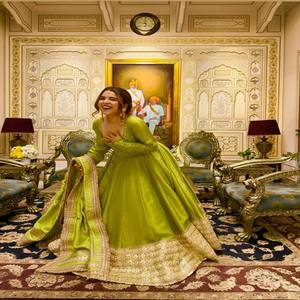 Ensemble robe Anarkali en soie Chinon VASTRA COTTAGE avec broderie lourde en sequins, pantalon et dupatta – Tenue de mariage haut de gamme - Product Image 2