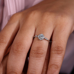 Anillo de compromiso de diamantes cultivados en laboratorio con diamantes de corte hecho a mano Halo ecológicos para aniversario ético Su colección Crete - Product Image 2