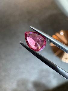 Spinelle Mahenge rose/magenta naturelle de haute qualité, taille poire, 1,00 carat, facettée, en vrac, pour la fabrication de bijoux en Tanzanie, effet de couleur - Product Image 2