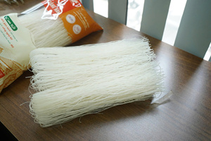 Fideos de Arroz Secos de Hebra Pequeña 100% Puros, de Fábrica Vietnamita, Paquete Familiar, Suministro a Granel para Exportación, OEM ODM, Calidad Premium, Confiable - Product Image 5