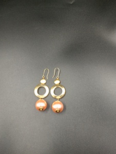 Boucles d'oreilles créoles pendantes Amaira Jewels plaquées or, style bohème, avec pampilles triangulaires et perles d'imitation, bijoux de mariage pour femme - Product Image 6