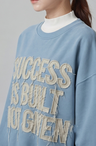 เสื้อสเวตเชิ้ตโอเวอร์ไซส์ปักลายขาดๆ แบบคอกลม ผ้าฟลีซ ถักนิตสำหรับฤดูหนาว ผสมโพลีเอสเตอร์/คอตตอน ทรงหลวมไหล่ตก สำหรับผู้ชาย - Product Image 4