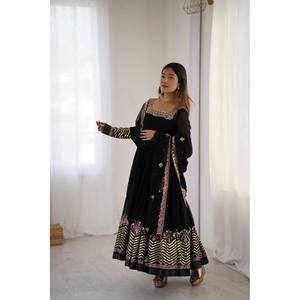 Robe de soirée de créateur avec broderie multi-fils, travail de séquence et dupatta - Product Image 6