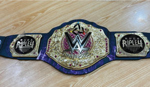 เข็มขัดแชมป์มวยปล้ำรุ่นเวิลด์ไลท์เวทแบบกำหนดเอง W-W-E R-H-E-A R-I-P-L-E-Y พร้อมแผ่นทองพรีเมียมและสายหนังสีดำนุ่ม - Product Image 6