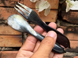 Cuillère en corne de buffle de qualité supérieure, fabriquée à la main, pour la cuisine et la salle à manger, ustensile de service au design moderne. - Product Image 2