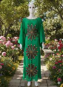 ชุดกะฟตันผ้าชีฟองสีเขียวมรกตสุดหรูหรา พร้อมงานปักเลื่อมลายดอกไม้ประณีตและแขนเสื้อทรงปีกค้างคาวพลิ้วไหวเพื่อสไตล์ที่ดูมีระดับ - Product Image 2