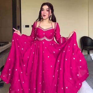 Hermoso Salwar Kameez de Diseño Indio-Pakistaní, Tela Georgette, Bordado Elegante, Ideal para Fiestas, Bodas y Uso Casual - Product Image 1