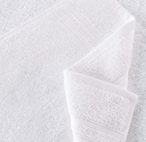 Serviette de bain 100% coton blanc 550 GSM, très absorbante, douce, durable, de luxe, pour hôtel, spa, complexe hôtelier, disponible à la vente - Product Image 3