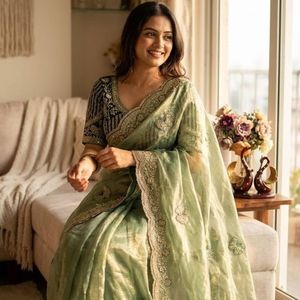 Sari en satin doux de qualité supérieure avec broderies de sequins et de zari, et blouse de créateur entièrement cousue, prix de gros par Royal Export - Product Image 4