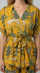 ชุดเซ็ตพิมพ์ลายป่าทันสมัย ผ้าฝ้ายสำหรับผู้หญิง เสื้อและกางเกงขาสั้นลำลองสำหรับฤดูร้อน เนื้อผ้าเบาสบาย ระบายอากาศได้ดี ขายส่ง - Product Image 4